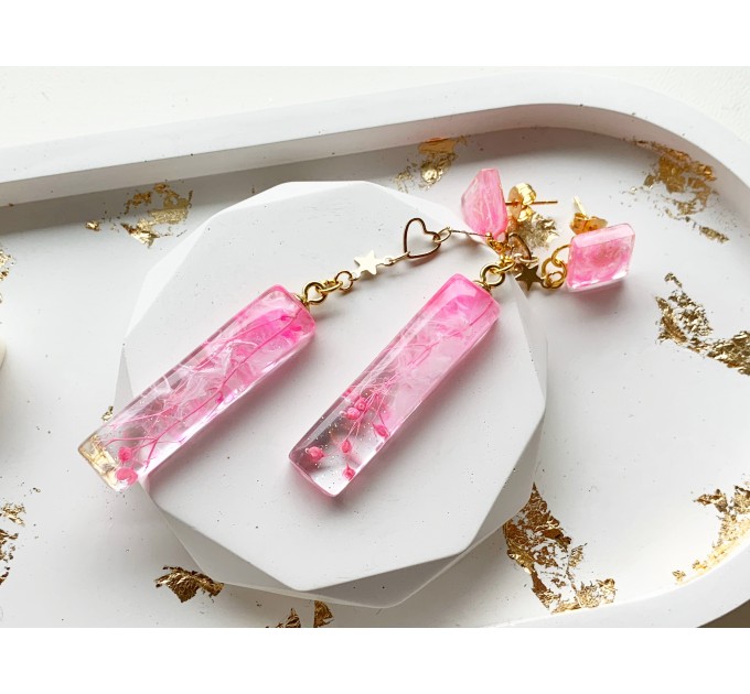 Dangle drop epoxy resin earrings with pink flowers • Minimalist drop earrings with pressed flowers • Wedding resin jewelry • Bridal earrings