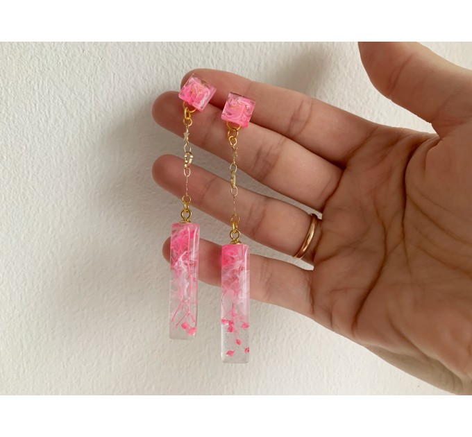 Dangle drop epoxy resin earrings with pink flowers • Minimalist drop earrings with pressed flowers • Wedding resin jewelry • Bridal earrings