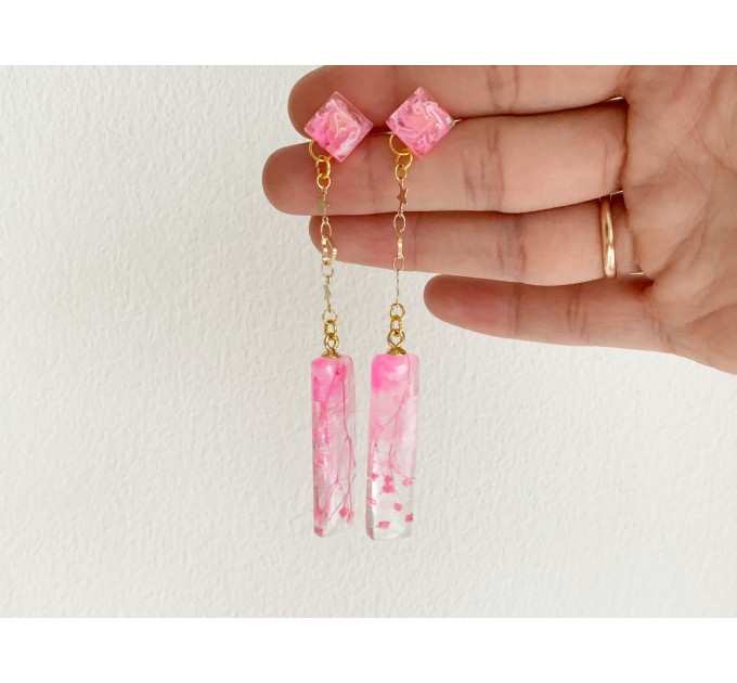 Dangle drop epoxy resin earrings with pink flowers • Minimalist drop earrings with pressed flowers • Wedding resin jewelry • Bridal earrings