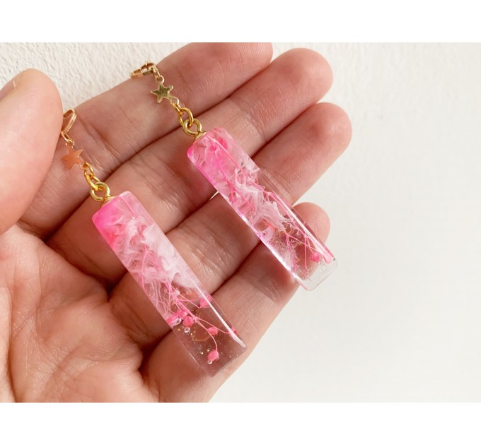 Dangle drop epoxy resin earrings with pink flowers • Minimalist drop earrings with pressed flowers • Wedding resin jewelry • Bridal earrings