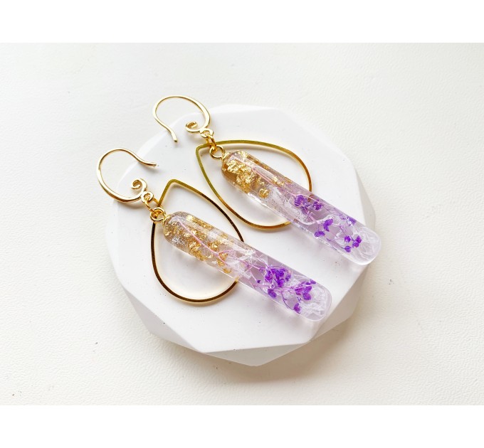 Dangle earrings with purple flowers • Minimalist drop resin earrings with pressed flowers • Wedding resin jewelry • Bridal earrings