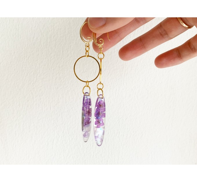 Dangle epoxy resin earrings with purple flowers • Minimalist drop earrings with pressed flowers • Wedding resin jewelry • Bridal earrings