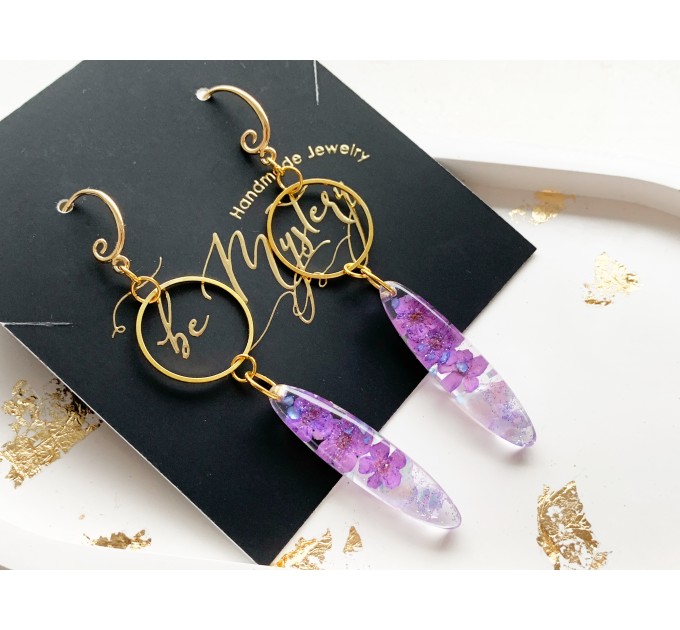 Dangle epoxy resin earrings with purple flowers • Minimalist drop earrings with pressed flowers • Wedding resin jewelry • Bridal earrings