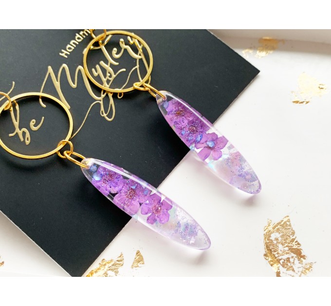 Dangle epoxy resin earrings with purple flowers • Minimalist drop earrings with pressed flowers • Wedding resin jewelry • Bridal earrings