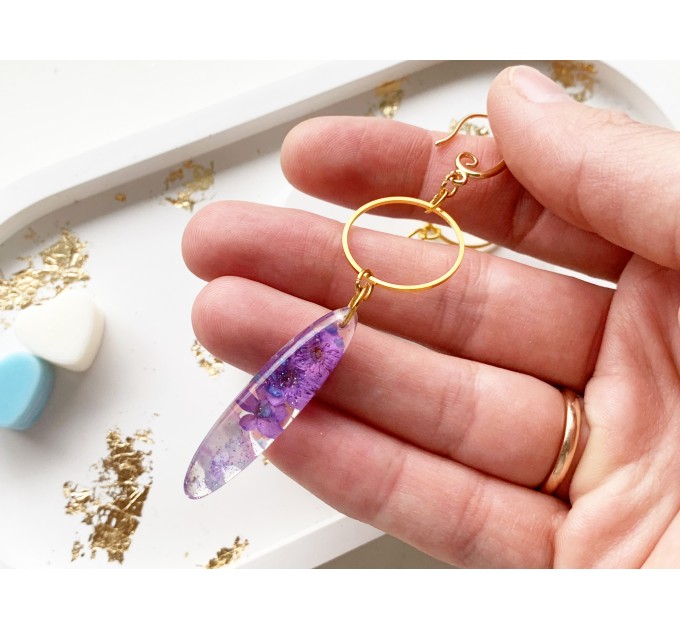 Dangle epoxy resin earrings with purple flowers • Minimalist drop earrings with pressed flowers • Wedding resin jewelry • Bridal earrings