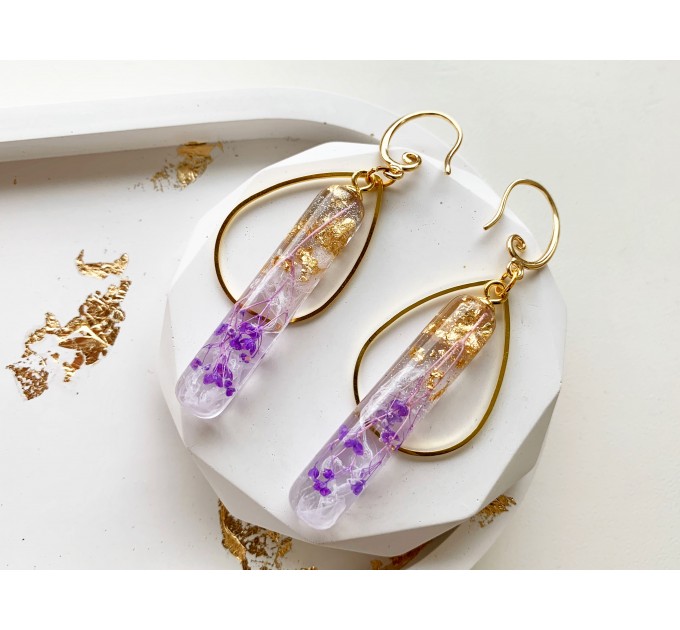 Dangle earrings with purple flowers • Minimalist drop resin earrings with pressed flowers • Wedding resin jewelry • Bridal earrings