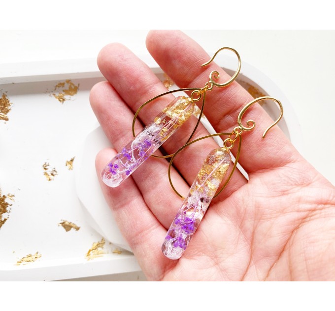 Dangle earrings with purple flowers • Minimalist drop resin earrings with pressed flowers • Wedding resin jewelry • Bridal earrings