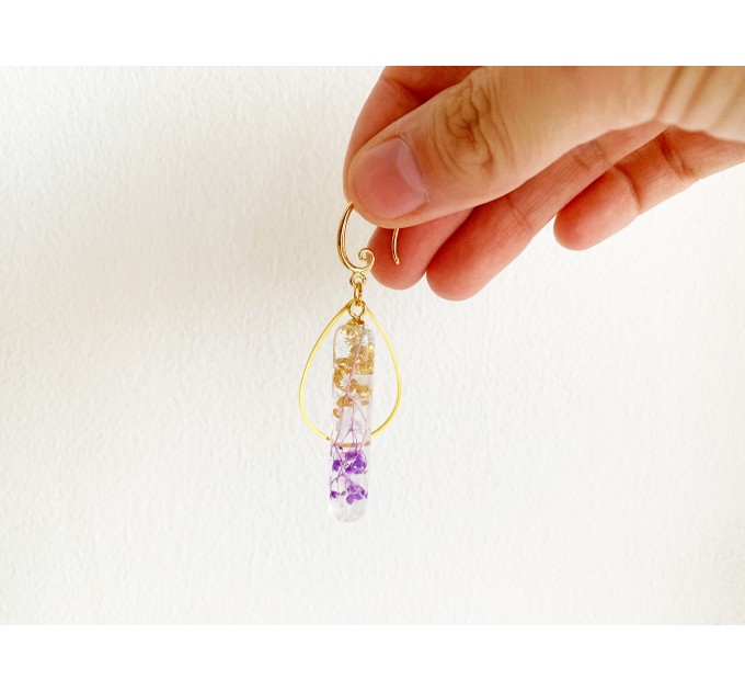 Dangle earrings with purple flowers • Minimalist drop resin earrings with pressed flowers • Wedding resin jewelry • Bridal earrings