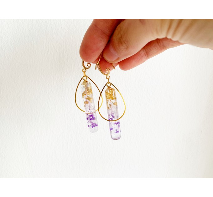 Dangle earrings with purple flowers • Minimalist drop resin earrings with pressed flowers • Wedding resin jewelry • Bridal earrings