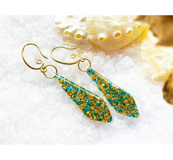 Dangle drop sparkly earrings with green stone glitters • Minimalist drop epoxy resin earrings • Evening jewelry • Spring cute earrings