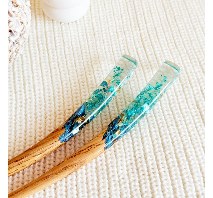 Hair stick with blue flowers