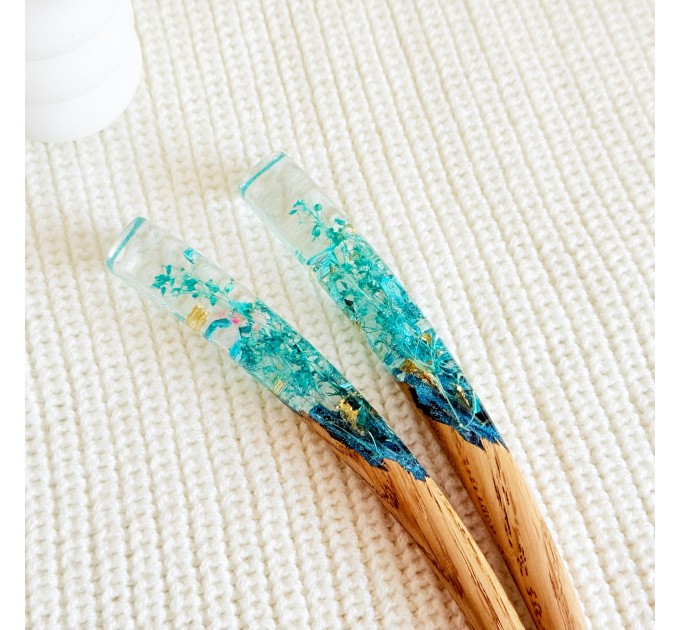 Hair stick with blue flowers